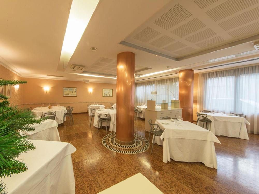 Ristorante Hotel Lucia - 100 Mt Dal Mare จูเลียโนวา ภายนอก รูปภาพ