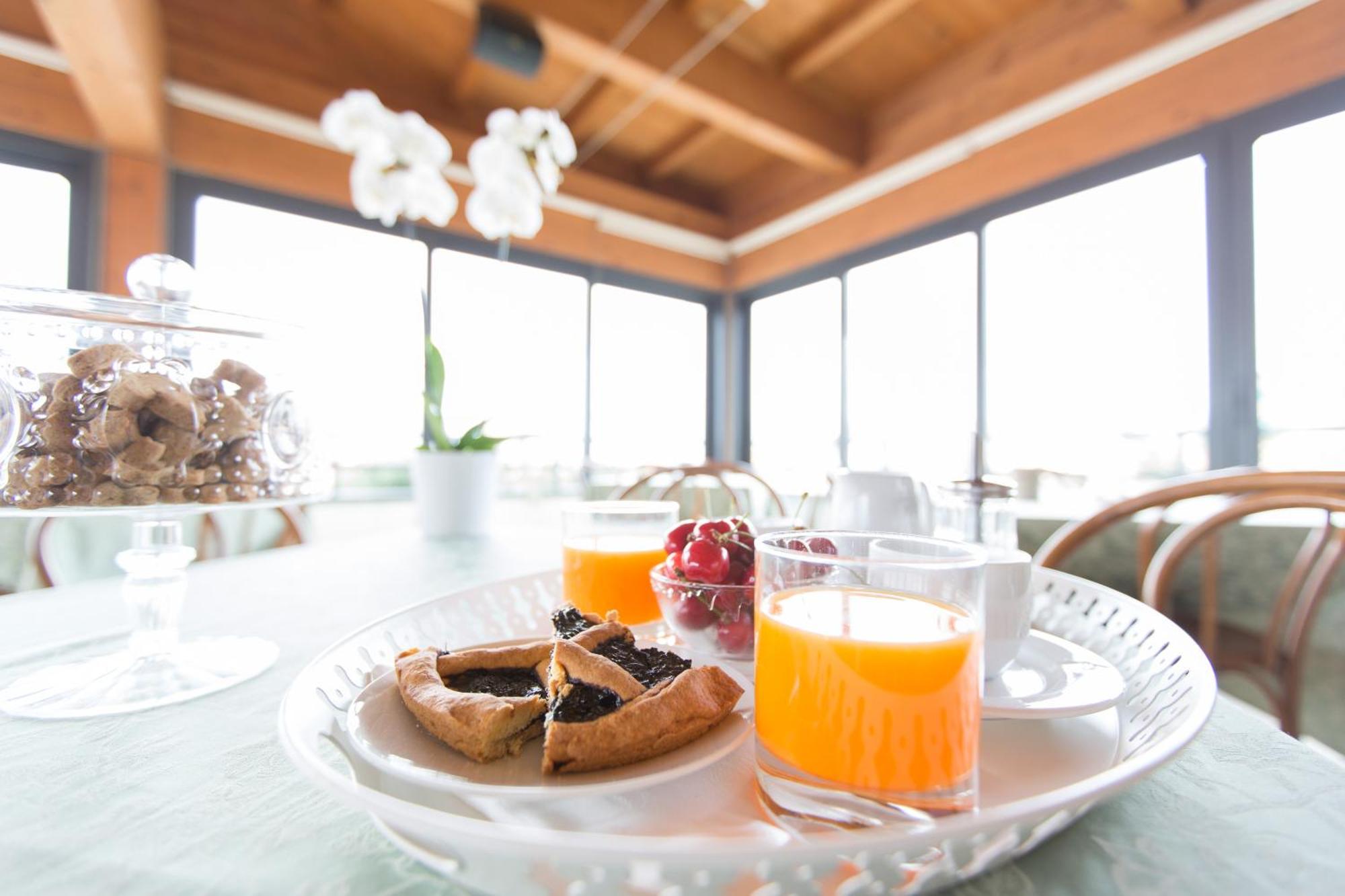 Ristorante Hotel Lucia - 100 Mt Dal Mare จูเลียโนวา ภายนอก รูปภาพ