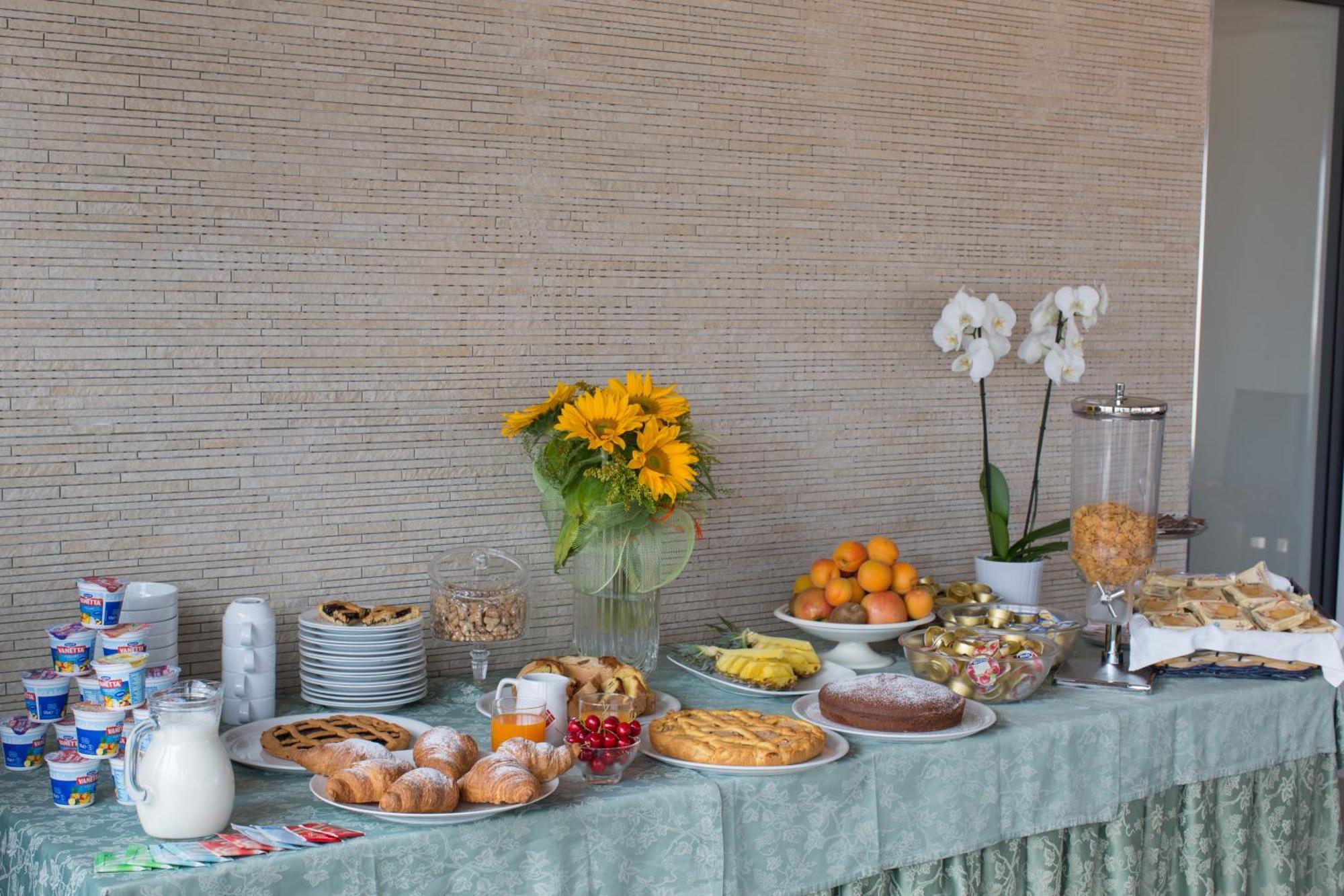 Ristorante Hotel Lucia - 100 Mt Dal Mare จูเลียโนวา ภายนอก รูปภาพ